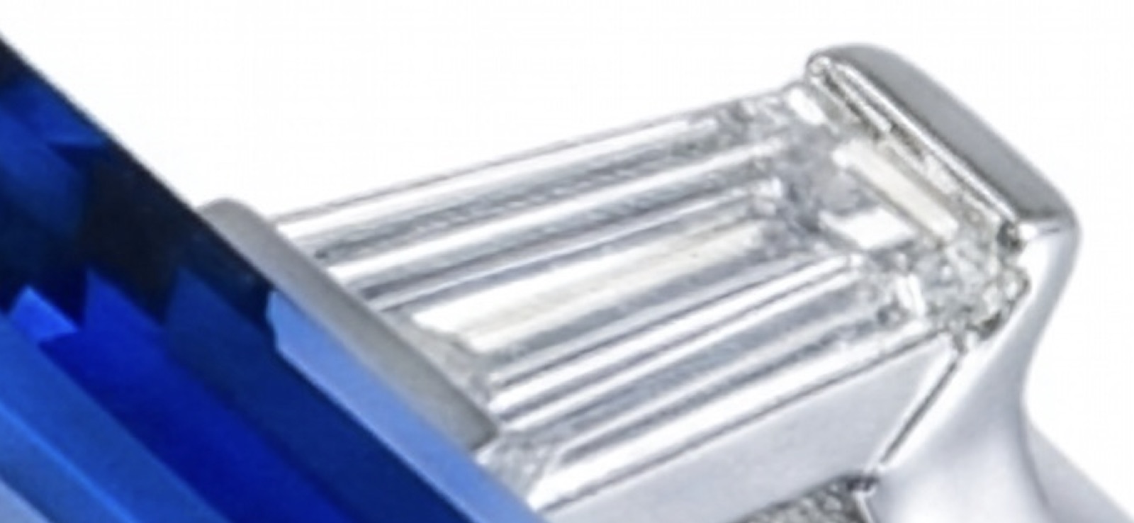 Detail of the sapphire's table and diamond baguette setting
