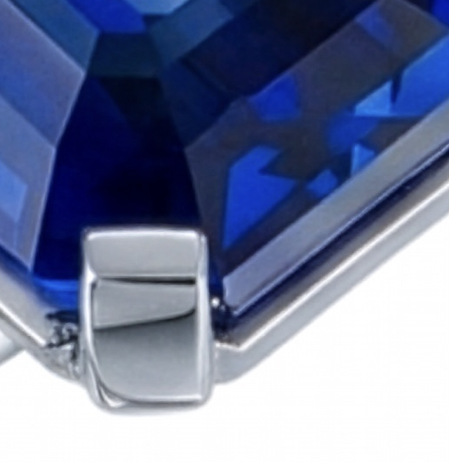 Detail of the sapphire's pavilion and gallery setting